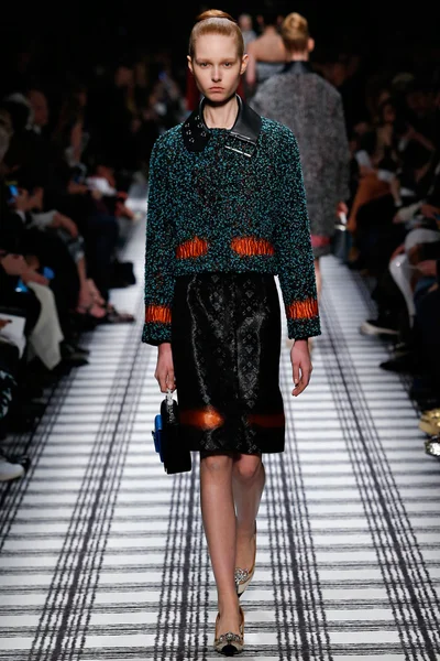 Look 16